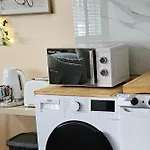 Cockfosters - Apartment - Sleeps 3 - Near Underground