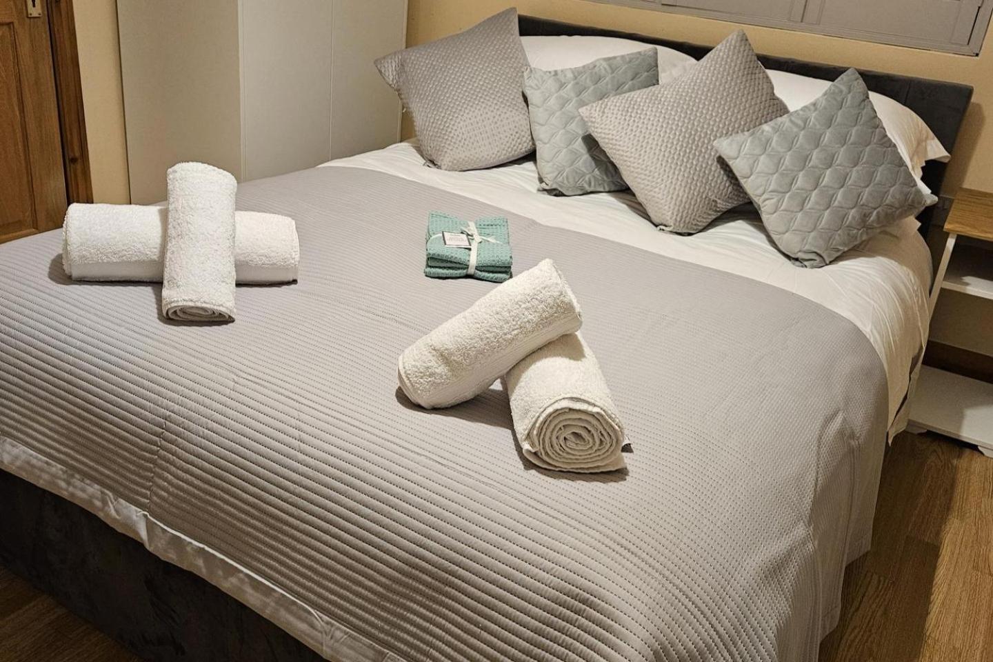 Apartment Cockfosters - - Sleeps 3 - Near Underground London