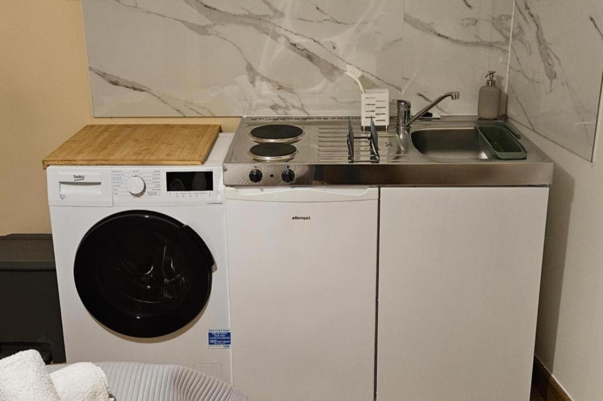 Cockfosters - - Sleeps 3 - Near Underground Apartment